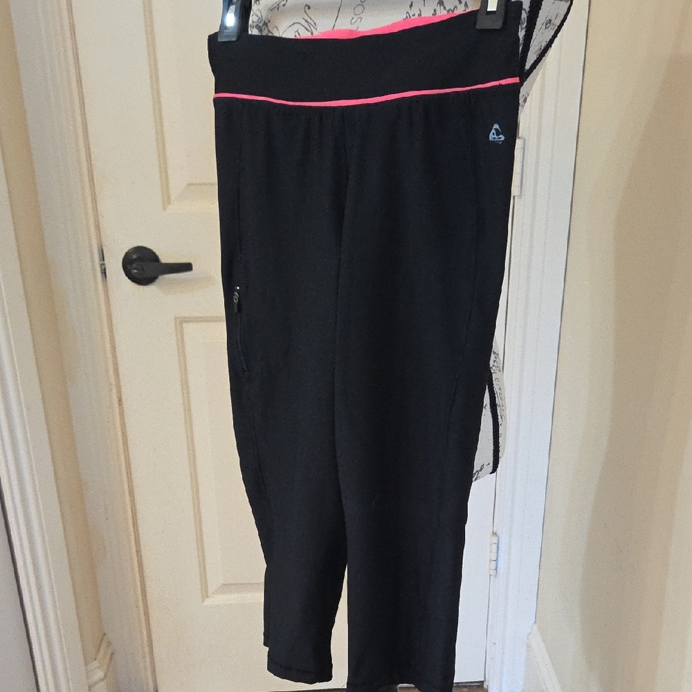 Source Unknown Capri Black Leggings with Pink Accent